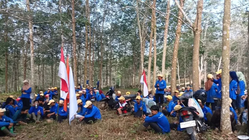Ketua PK FKUI KSBSI PT Lestari Asri Jaya, David Parlindungan, memimpin langsung jalannya aksi.( poto : jambione.com )