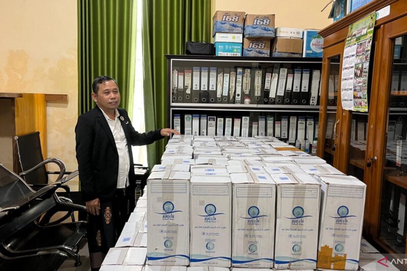 Kasi Bina Haji dan Pelayanan Haji dan Umroh Kabupaten Batang Hari, Elisdar, menjelaskan bahwa pihaknya menerima seluruh paket sesuai jumlah jamaah.( poto : ANTARA )