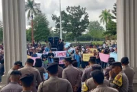 Masyarakat menggeruduk DPRD Provinsi Jambi meminta program MBG dilanjutkan.( metrojambi.com )