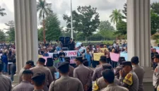 Masyarakat menggeruduk DPRD Provinsi Jambi meminta program MBG dilanjutkan.( metrojambi.com )