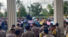 Masyarakat menggeruduk DPRD Provinsi Jambi meminta program MBG dilanjutkan.( metrojambi.com )