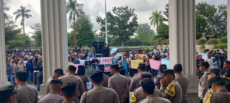 Masyarakat menggeruduk DPRD Provinsi Jambi meminta program MBG dilanjutkan.( metrojambi.com )