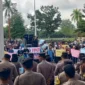 Masyarakat menggeruduk DPRD Provinsi Jambi meminta program MBG dilanjutkan.( metrojambi.com )