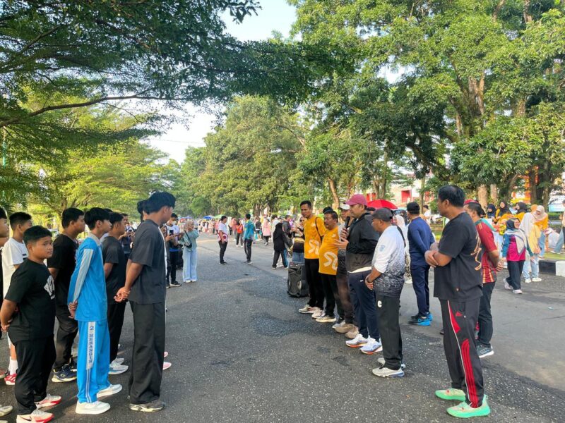 Bupati Merangin M. Syukur melepas kontingen basket ke Minangkabau Cup 2026.( poto : jambilink.id )