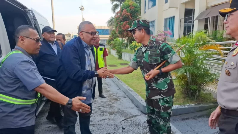 Afriansyah Noor mendarat di Bandara Sultan Thaha dan langsung bertemu jajaran Forum Koordinasi Pimpinan Daerah (Forkopimda) Jambi.( poto : metrojambi.com )