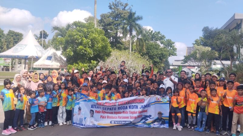 Wali Kota Jambi melepas 97 atlet sepatu roda menuju Pariaman Open 2026.( poto : wartanews.co ) 