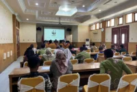 Pemaparan perkembangan program dalam kegiatan diseminasi dan pemutaran film di Kantor Bappeda Litbang Kabupaten Tebo, Kamis (25/6/2026).( poto : jambione.com )