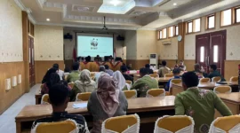 Pemaparan perkembangan program dalam kegiatan diseminasi dan pemutaran film di Kantor Bappeda Litbang Kabupaten Tebo, Kamis (25/6/2026).( poto : jambione.com )