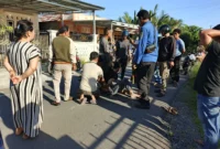 Petugas kepolisian bersama warga mengamankan pelaku pembacokan di Tungkal Ilir, Kabupaten Tanjung Jabung Barar.( poto : metrojambi.com )