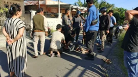 Petugas kepolisian bersama warga mengamankan pelaku pembacokan di Tungkal Ilir, Kabupaten Tanjung Jabung Barar.( poto : metrojambi.com )