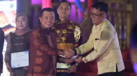 Gubernur Jambi, Al Haris, secara langsung menyerahkan penghargaan Terbaik II kepada Wakil Bupati Tebo, Nazar Efendi, pada Jumat (26/6/2026).(  poto : jambione.com )