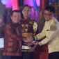 Gubernur Jambi, Al Haris, secara langsung menyerahkan penghargaan Terbaik II kepada Wakil Bupati Tebo, Nazar Efendi, pada Jumat (26/6/2026).(  poto : jambione.com )