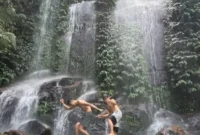 Pengunjung dapat menikmati sekitar 12 tingkatan air terjun yang terbentuk secara alami.( poto : gema lantang )