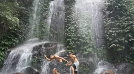Pengunjung dapat menikmati sekitar 12 tingkatan air terjun yang terbentuk secara alami.( poto : gema lantang )