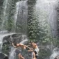 Pengunjung dapat menikmati sekitar 12 tingkatan air terjun yang terbentuk secara alami.( poto : gema lantang )