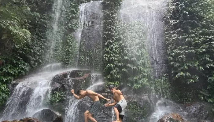 Pengunjung dapat menikmati sekitar 12 tingkatan air terjun yang terbentuk secara alami.( poto : gema lantang )