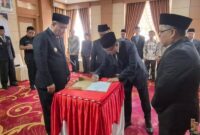 Alfin melantik Y.Z. Oktovianus ST MT sebagai Dewan Pengawas Perumda Air Minum Tirta Khayangan untuk masa jabatan 2026-2030.( poto :istimewa )