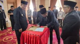 Alfin melantik Y.Z. Oktovianus ST MT sebagai Dewan Pengawas Perumda Air Minum Tirta Khayangan untuk masa jabatan 2026-2030.( poto :istimewa )
