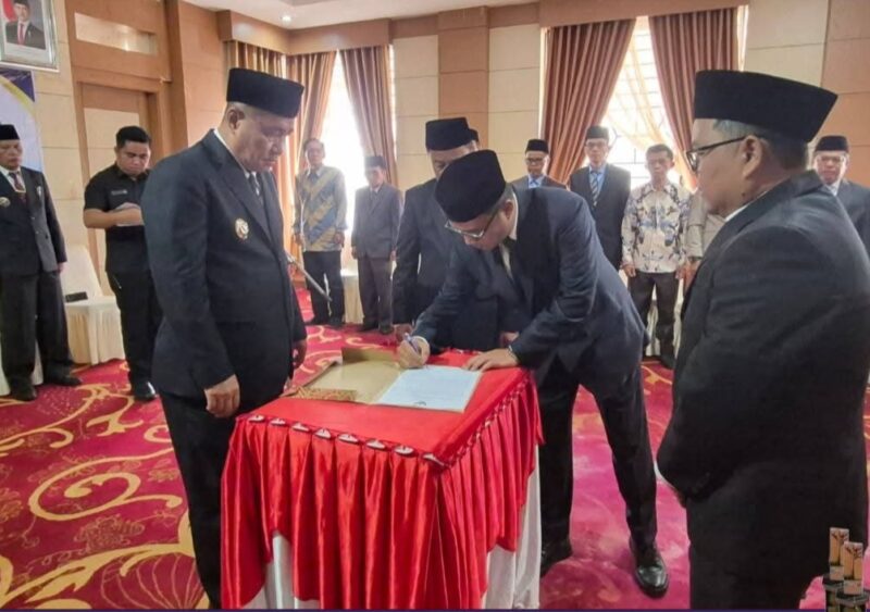 Alfin melantik Y.Z. Oktovianus ST MT sebagai Dewan Pengawas Perumda Air Minum Tirta Khayangan untuk masa jabatan 2026-2030.( poto :istimewa )