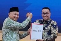 Walikota Sungai Penuh Alfin ( kanan) saat menerima WTP dari BPK RI perwakilan Jambi( Poto : kayonews).