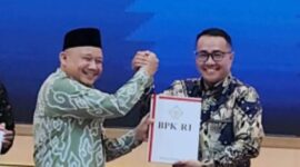 Walikota Sungai Penuh Alfin ( kanan) saat menerima WTP dari BPK RI perwakilan Jambi( Poto : kayonews).