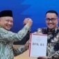 Walikota Sungai Penuh Alfin ( kanan) saat menerima WTP dari BPK RI perwakilan Jambi( Poto : kayonews).