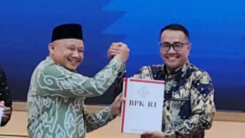 Walikota Sungai Penuh Alfin ( kanan) saat menerima WTP dari BPK RI perwakilan Jambi( Poto : kayonews).