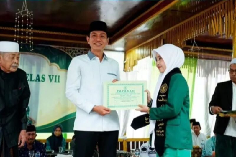 Fadhil Arief memberikan apresiasi kepada seluruh pengasuh dan pengurus Pondok Pesantren Zulhijjah atas dedikasi mereka dalam mendidik santri.( poto : ANTARA )