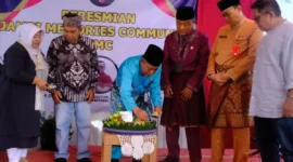 Wakil Gubernur Jambi Abdullah Sani (tengah) memberikan apresiasi atas terbentuknya Jambi Memories Community (JMC).( poto : tribunjambi.com )