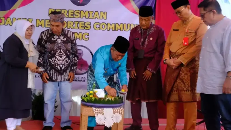 Wakil Gubernur Jambi Abdullah Sani (tengah) memberikan apresiasi atas terbentuknya Jambi Memories Community (JMC).( poto : tribunjambi.com )