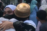 Isak tangis dan pelukan hangat mengiringi kepulangan jamaah haji Batang Hari.( poto : tribunjambi.com )