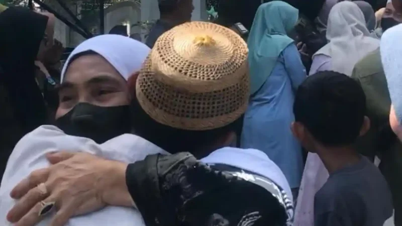 Isak tangis dan pelukan hangat mengiringi kepulangan jamaah haji Batang Hari.( poto : tribunjambi.com )