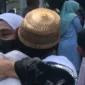 Isak tangis dan pelukan hangat mengiringi kepulangan jamaah haji Batang Hari.( poto : tribunjambi.com )