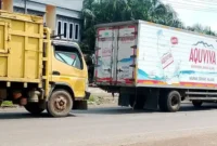 Antrean kendaraan mengular dari arah Paal 10 hingga Simpang Ahok.( poto : tribunjambi.com )