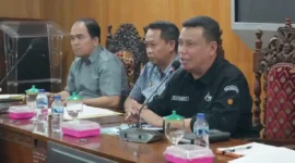 Wakil Bupati Katamso memimpin langsung mediasi yang berlangsung di Aula Pola Utama Kantor Bupati, Jumat (19/6/2026).( poto : tribunjambi.com )
