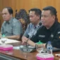 Wakil Bupati Katamso memimpin langsung mediasi yang berlangsung di Aula Pola Utama Kantor Bupati, Jumat (19/6/2026).( poto : tribunjambi.com )