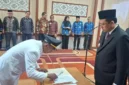 Bupati Bambang Bayu Suseno memimpin langsung pelantikan dan pengambilan sumpah jabatan bagi puluhan pejabat di lingkungan Pemkab Muaro Jambi.( poto tribunjambi.co.id )
