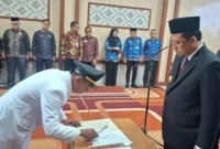 Bupati Bambang Bayu Suseno memimpin langsung pelantikan dan pengambilan sumpah jabatan bagi puluhan pejabat di lingkungan Pemkab Muaro Jambi.( poto tribunjambi.co.id )