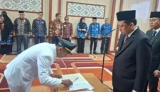 Bupati Bambang Bayu Suseno memimpin langsung pelantikan dan pengambilan sumpah jabatan bagi puluhan pejabat di lingkungan Pemkab Muaro Jambi.( poto tribunjambi.co.id )