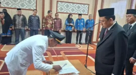 Bupati Bambang Bayu Suseno memimpin langsung pelantikan dan pengambilan sumpah jabatan bagi puluhan pejabat di lingkungan Pemkab Muaro Jambi.( poto tribunjambi.co.id )