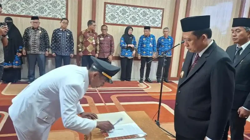 Bupati Bambang Bayu Suseno memimpin langsung pelantikan dan pengambilan sumpah jabatan bagi puluhan pejabat di lingkungan Pemkab Muaro Jambi.( poto tribunjambi.co.id )