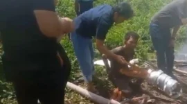Warga Tanjung Sari, Jambi Timur, menangkap pria yang diduga mencuri kabel PLN.( poto : tribunjambi.com )