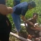 Warga Tanjung Sari, Jambi Timur, menangkap pria yang diduga mencuri kabel PLN.( poto : tribunjambi.com )