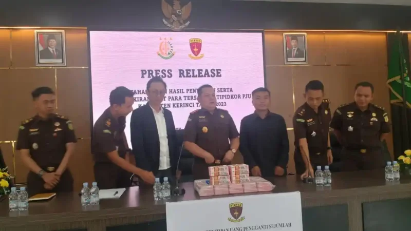10 terpidana korupsi PJU Kerinci mengembalikan Rp2,7 miliar kerugian negara.( poto : tribunjambi.com )