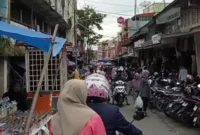 Salah satu lahan parkir yang terdapat di tengah Kota Sungai Penuh yang  masih semerawut.( poto : istimewa )