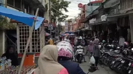 Salah satu lahan parkir yang terdapat di tengah Kota Sungai Penuh yang  masih semerawut.( poto : istimewa )