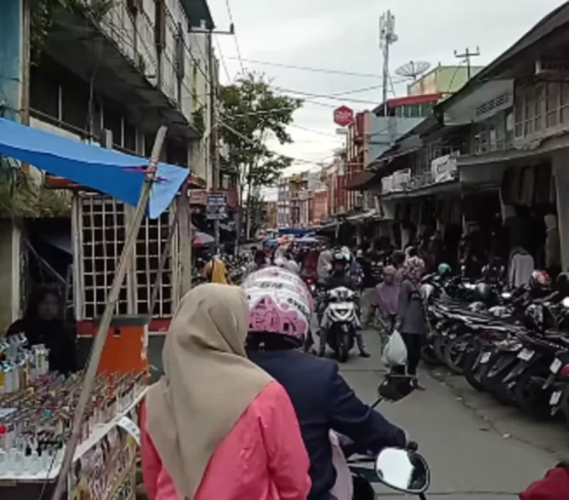 Salah satu lahan parkir yang terdapat di tengah Kota Sungai Penuh yang  masih semerawut.( poto : istimewa )
