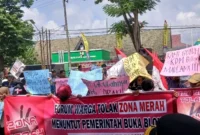 Aksi unjuk rasa ratusan warga yang terdampak kebijakan zona merah Pertamina, Selasa (2/6/2026).( Poto : jambione.com ).