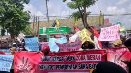 Aksi unjuk rasa ratusan warga yang terdampak kebijakan zona merah Pertamina, Selasa (2/6/2026).( Poto : jambione.com ).