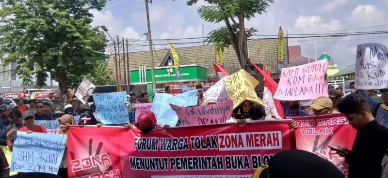 Aksi unjuk rasa ratusan warga yang terdampak kebijakan zona merah Pertamina, Selasa (2/6/2026).( Poto : jambione.com ).